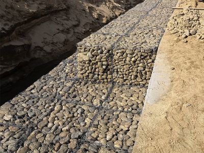 重型六角網(wǎng)平鋪在山坡上面可以預防山石滾落